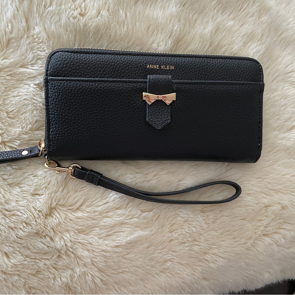 ANNE KLEIN (new) Black Wristlet
